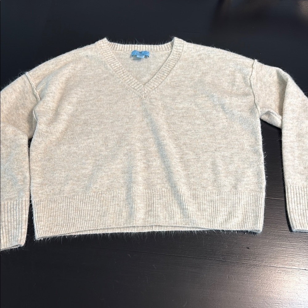 CeCe Cream‎ V-Neck Sweater Soft Knit